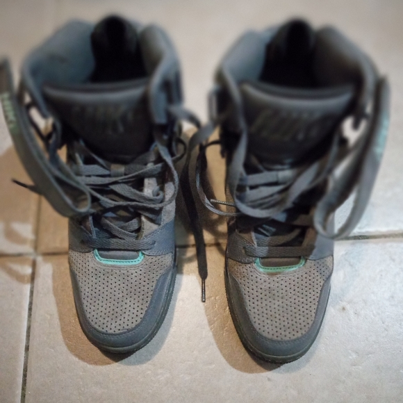 "NIKE". 599-410 SIZE 8-1/2 - Picture 13 of 14